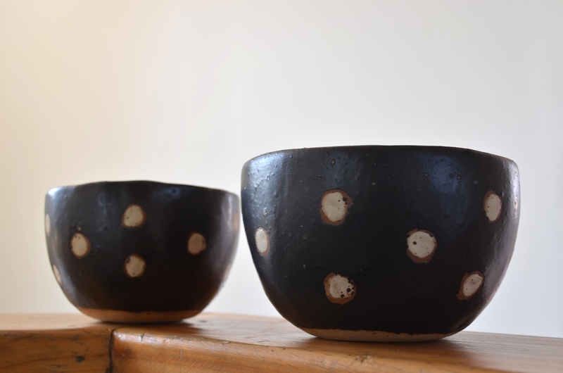 Pocillo de cerámica gres - Negro con lunares dobles