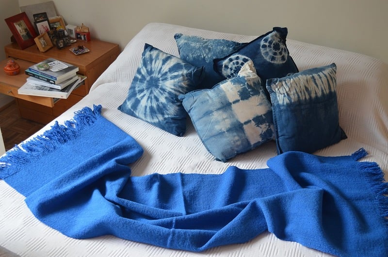 Chal o manta tejida a telar en lana azulina