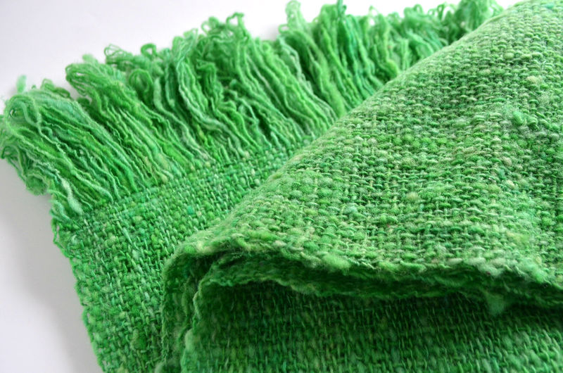 Echarpe tejido a telar en lana rústica verde intenso 