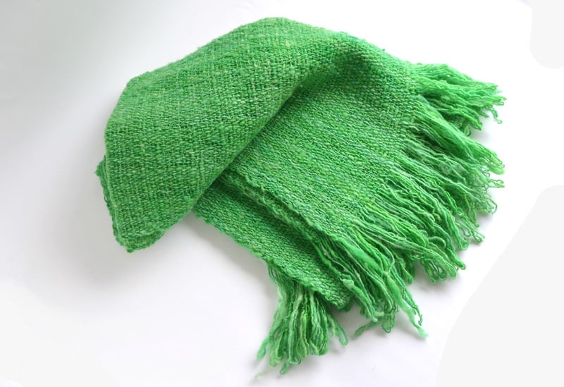 Echarpe tejido a telar en lana rústica verde intenso 