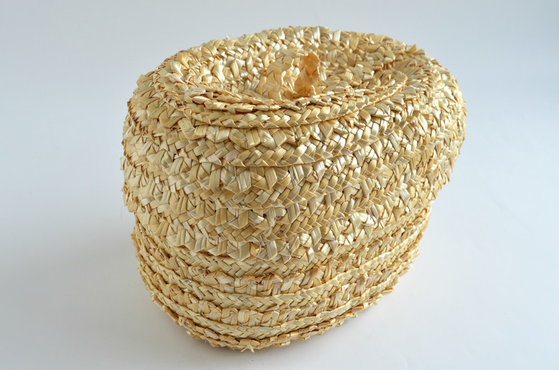 Canasto ovalado con tapa tejido en paja de trigo