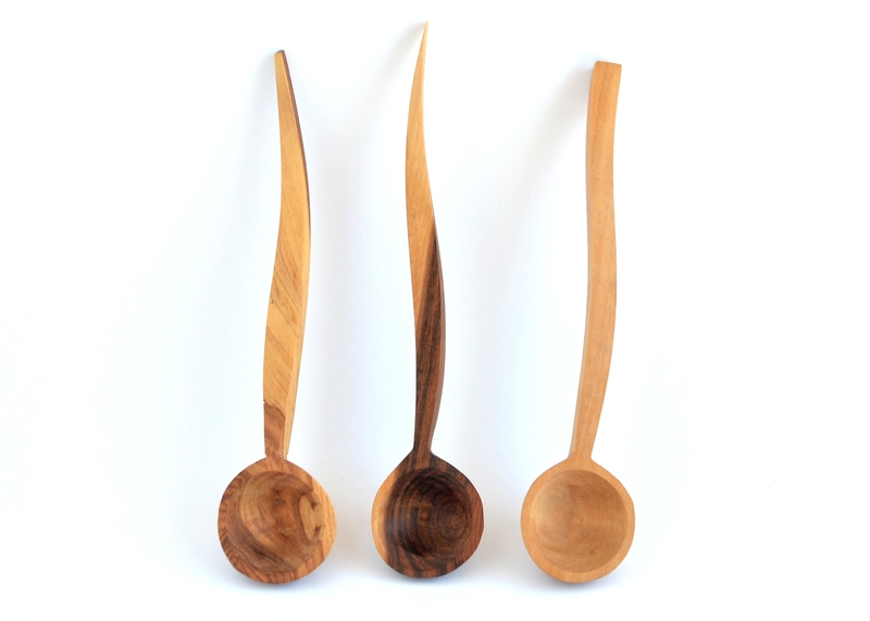 Original cuchara mediana de madera forma orgánica