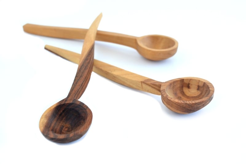 Original cuchara mediana de madera forma orgánica