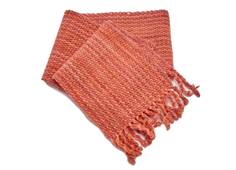 Bufanda de lana teñida con tintes naturales color rosa viejo y coral