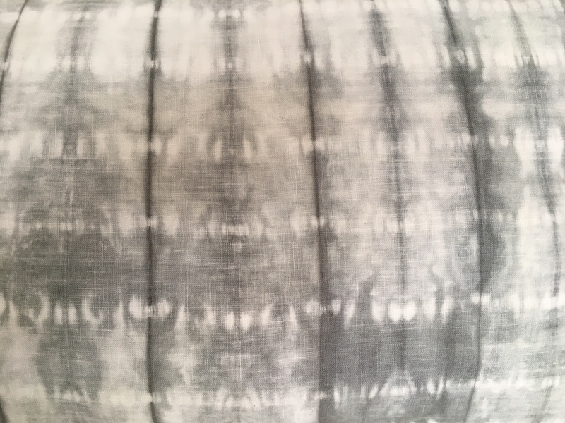 Cojín en lino 100% natural teñido con shibori en gris perla