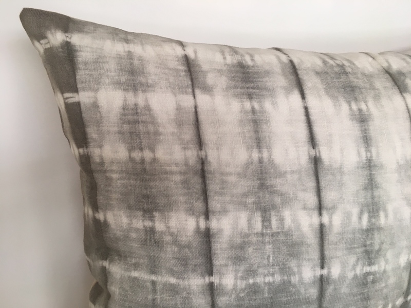 Cojín en lino 100% natural teñido con shibori en gris perla