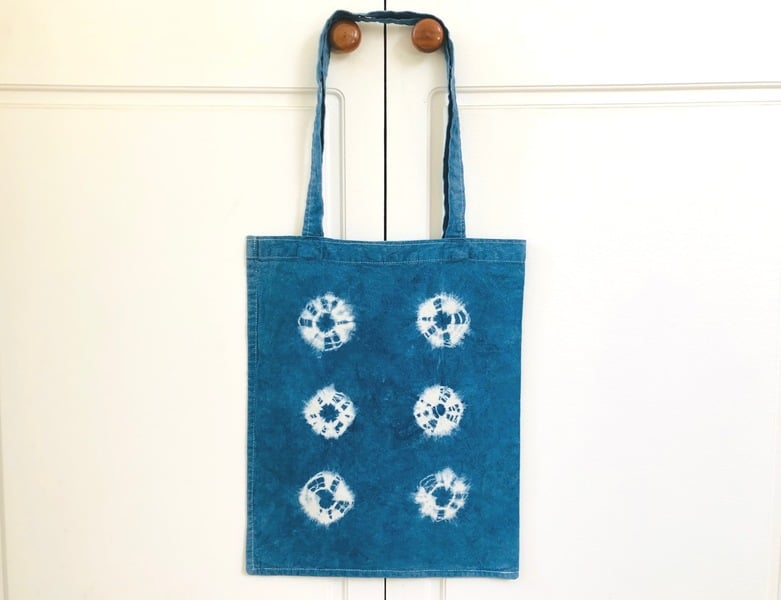 Bolso o tote bag teñido con índigo natural - Circulitos azules