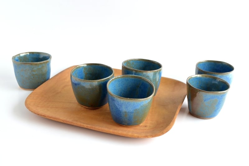 Set de bandeja y 6 vasos realizados a mano en cerámica gres azul