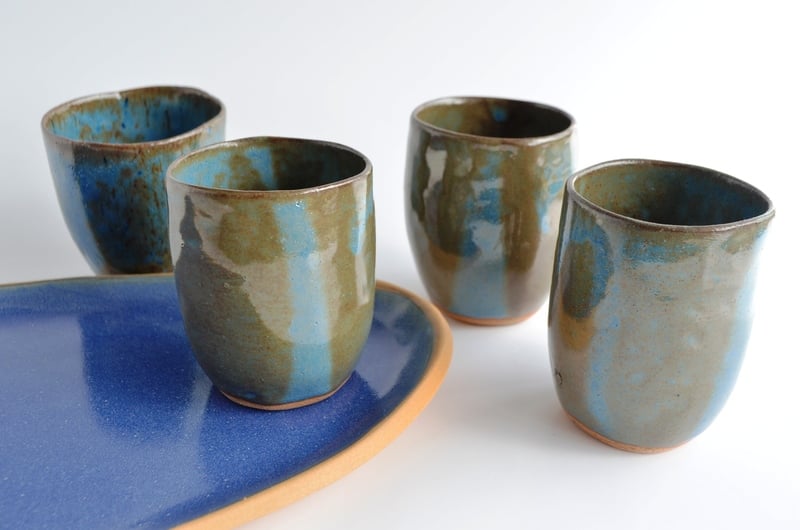 Set de bandeja y 4 vasos modelados a mano en gres azul