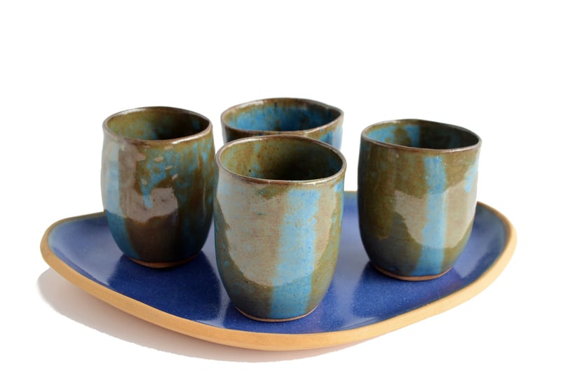 Set de bandeja y 4 vasos modelados a mano en gres azul