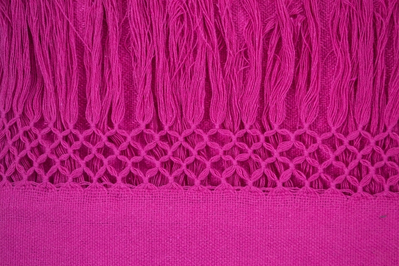 Sendero o camino de mesa tejido a telar en algodón