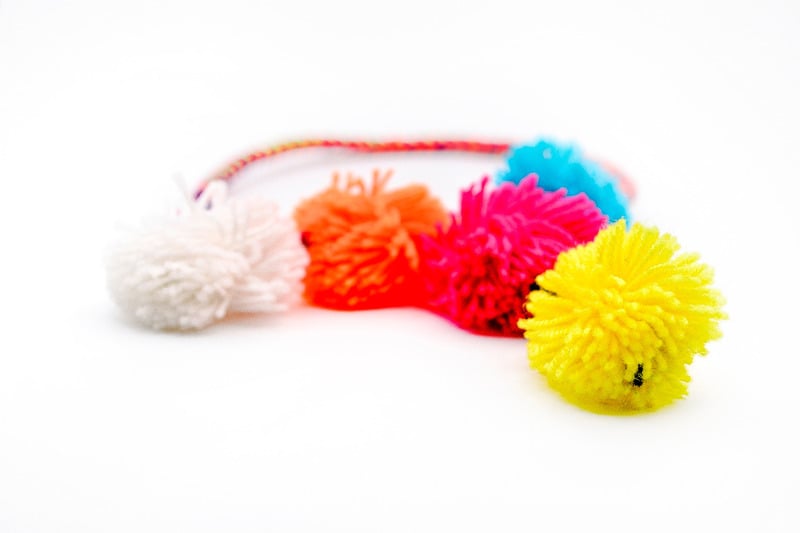 Llavero largo pompones de lana colores