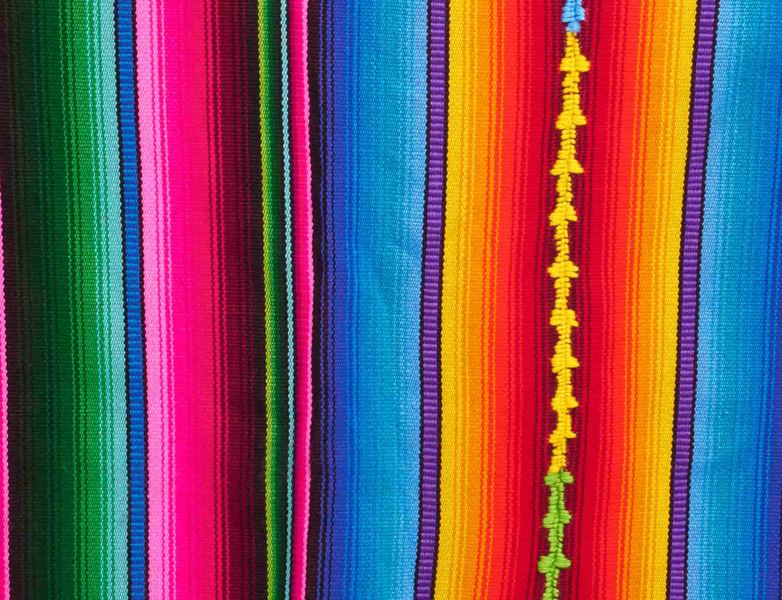 Gran manta o cubrecama multicolor tejido en Guatemala