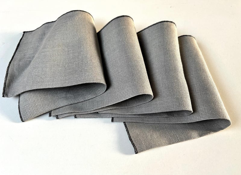 Set de 4 servilletas color gris con borde negro 