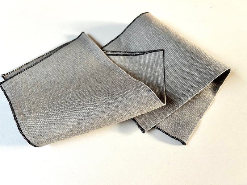 Set de 4 servilletas color gris con borde negro 