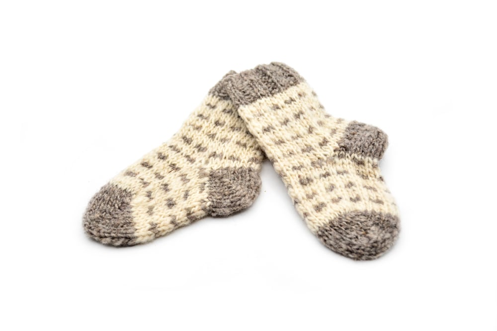 Par de calcetines niños en lana - Puntitos grises Par de calcetines niños en lana natural grises - Manos del Alma