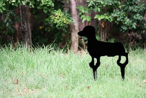Escultura de fierro de perro salchicha
