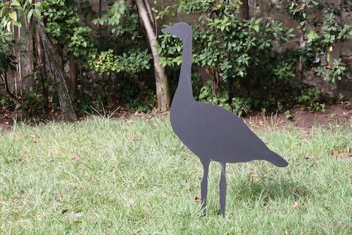 Escultura de fierro de ganso