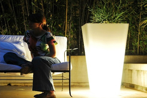 Macetero cónico iluminado modelo Mía 100