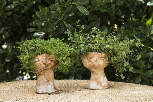 Pareja de esculturas de cerámica de gres con plantas