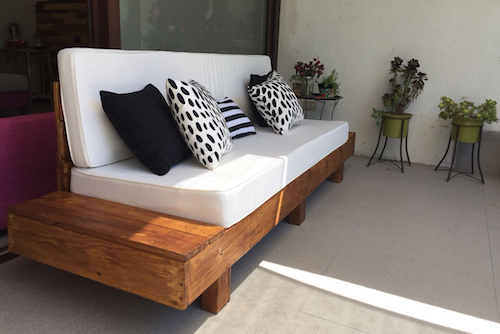 Sillón de pallet de 3 cuerpos con mesas laterales con cojines