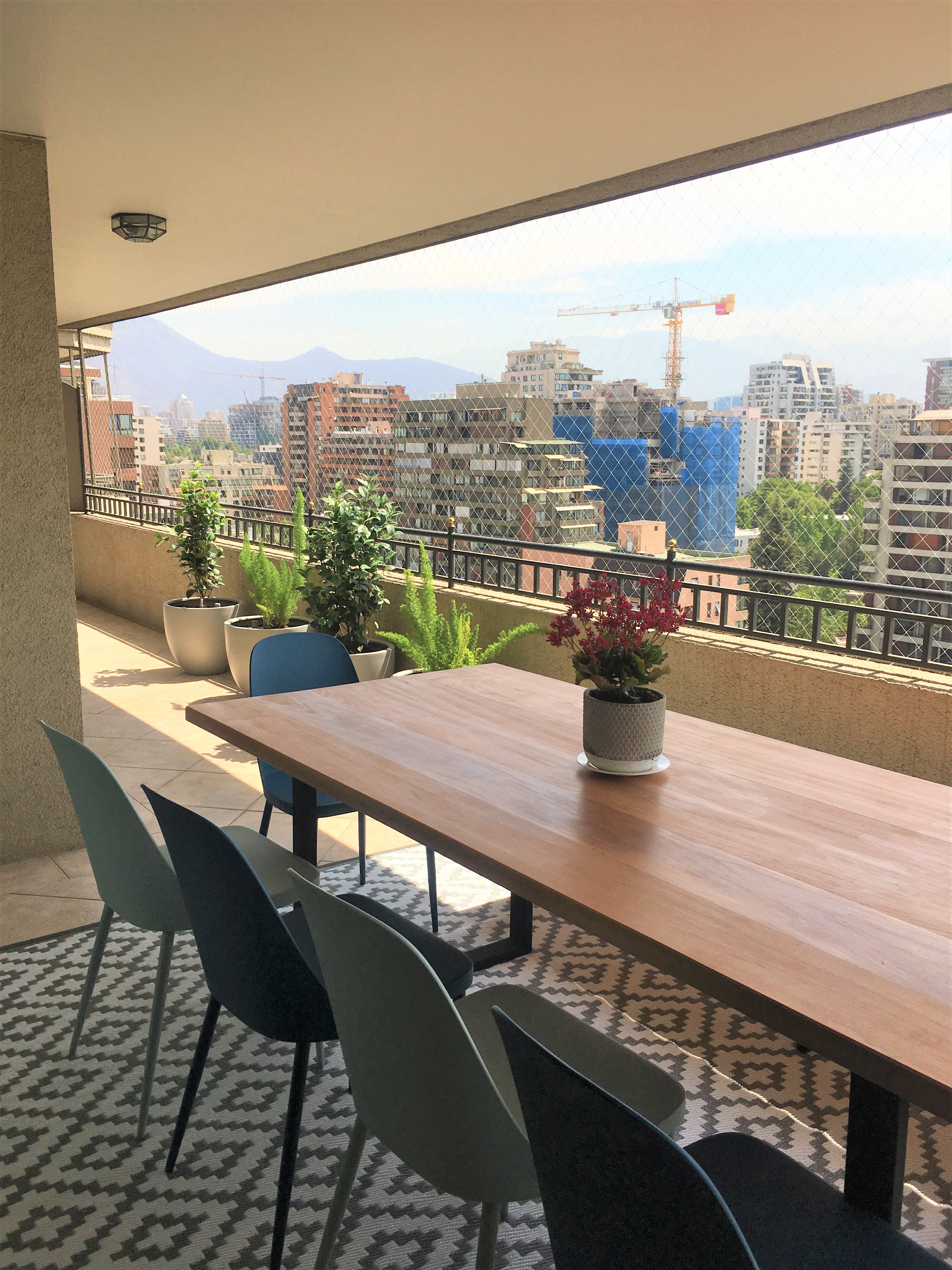 Mesa_de_coigue_con_patas_de_fierro_terraza_grande.jpg