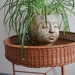 Macetero de cerámica de gres con cara de 40 cm de altura - mesa de mimbre redonda.JPG