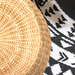 Puf Tagua - puf de mimbre blanco y alfombra redonda de cerca.jpg