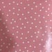 Mantel de hule lavable en colores veraniegos - mantel de hule rosado con puntos blancos en stock.JPG