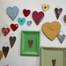 Corazones de madera - corazones de madera y ceramica para colgar en la pared.jpeg