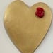 Corazones de cerámica - corazon de ceramica para colgar dorado con rosa roja.JPG
