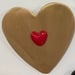 Corazones de cerámica - corazon de ceramica para colgar dorado con corazon rojo.JPG