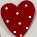 Corazones de cerámica - corazon de ceramica para colgar rojo con puntos blancos.JPG