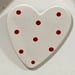 Corazones de cerámica - corazon de ceramica para colgar blanco con puntos rojos.JPG