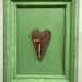 Cuadro de madera de pilastras recicladas - cuadro de madera de pilastra reciclada de 32x40 cm color verde con corazon cafe.JPG