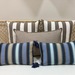 Set de 5 cojines decorativos en tela de exterior de calidad alta - set de cojines decorativos en tela de exterior de calidad alta tonos taupe rayado con blanco, beige con flecos y azules.JPG