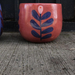 Portamaceteros de cerámica pintados a mano - macetero rojo con flor azul ceramica lepe carola.jpg