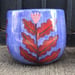 Portamaceteros de cerámica pintados a mano - portamacetero azul con flor roja .jpg