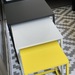 Mesa lateral de fierro de perfil cuadrado y superficie de latón - mesas laterales de fierro de perfil cuadrado en colores.JPG