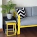 Mesa lateral de fierro de perfil cuadrado y superficie de latón - mesa lateral de fierro de colores en perfil cuadrado y sofa de fierro color amarillo.JPG