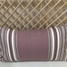 Cojines en tonos turquesa y rosados - rectangular morado con franjas beige y gris.JPG