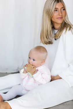 Mamá y guagua mordiendo cosas