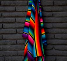 Gran manta o cubrecama multicolor tejido en Guatemala