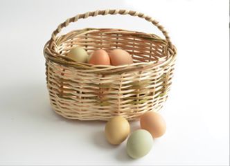 Una manera fácil de aportar estilo y texturas a tu cocina es guardar tus huevos en bellos canastos a temperatura ambiente