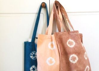 Para adultos y niños son estos lindos bolsos multiuso en algodón teñidos con tintes 100% naturales donde puedes llevar de todo