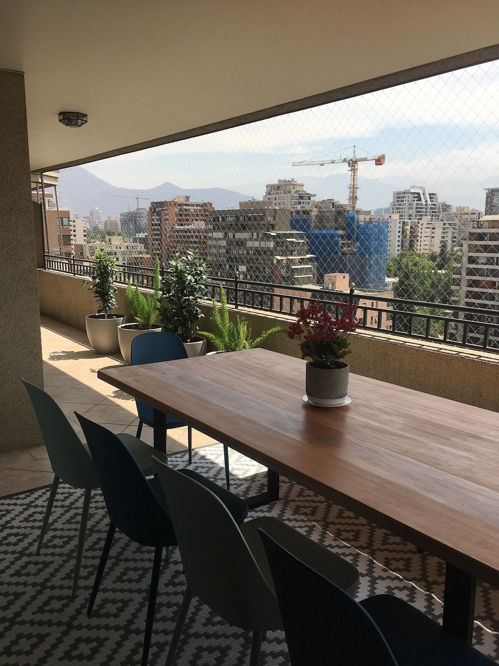 Mesa de comedor con banca, sillas y plantas - TerrazaChic