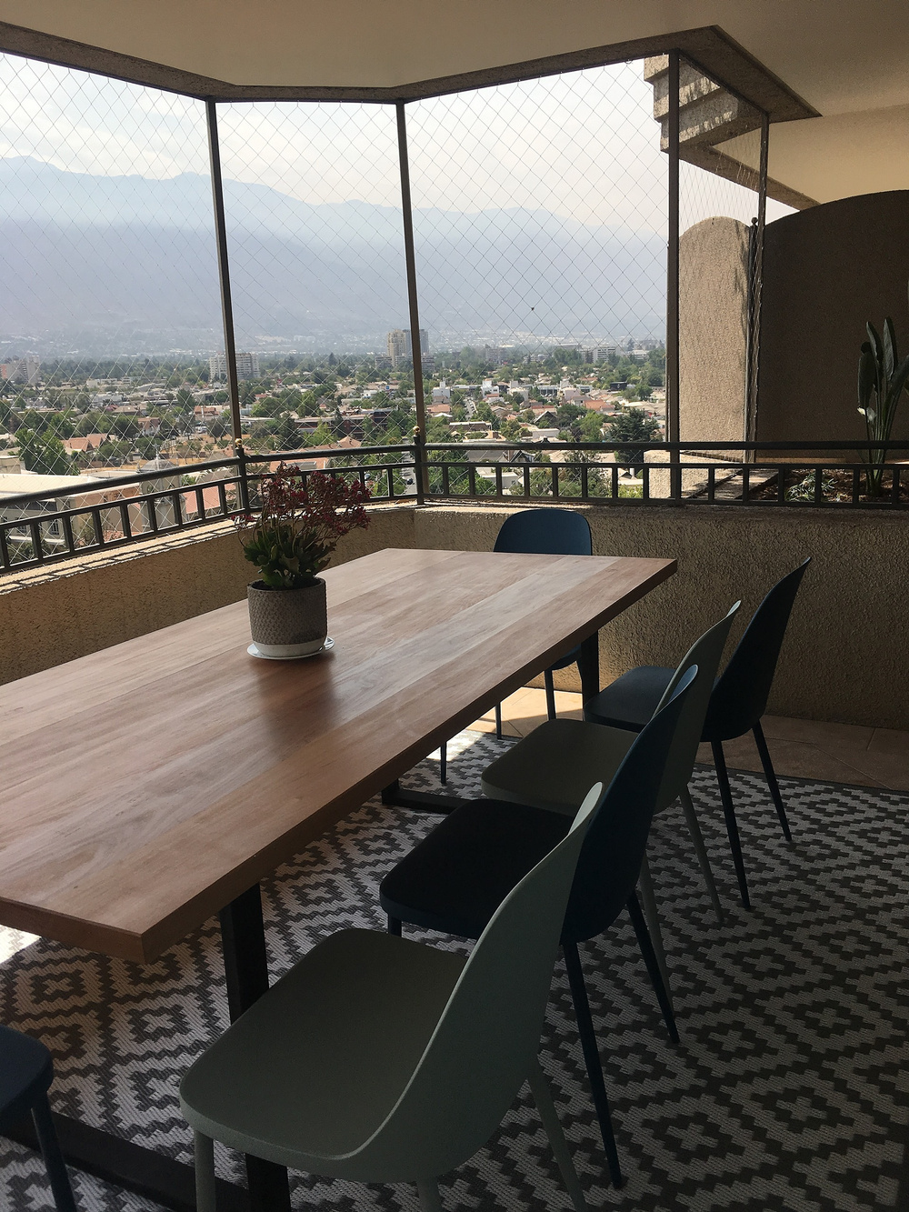 Mesa de comedor con banca, sillas y plantas - TerrazaChic