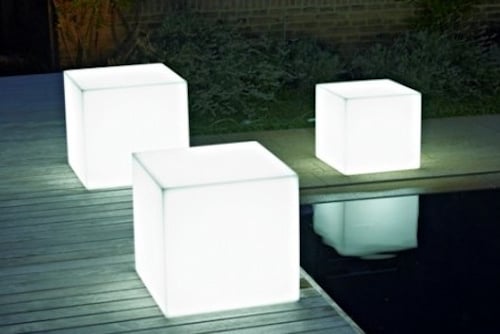 Puf con forma de cubo iluminado 