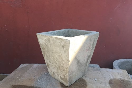 Macetero de concreto cuadrado cónico de 40 x 40