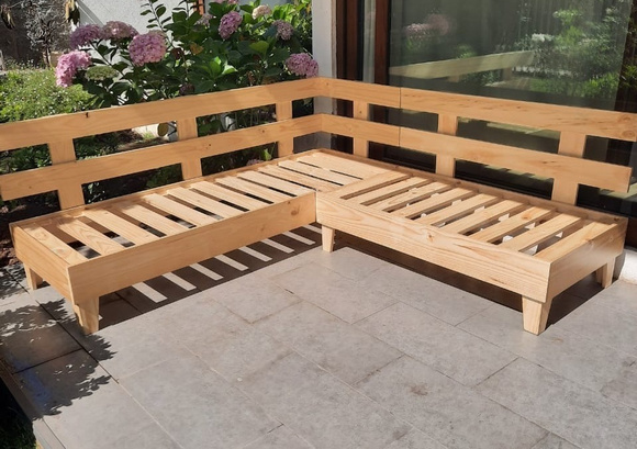 Sofá de madera de pino pulida a medida